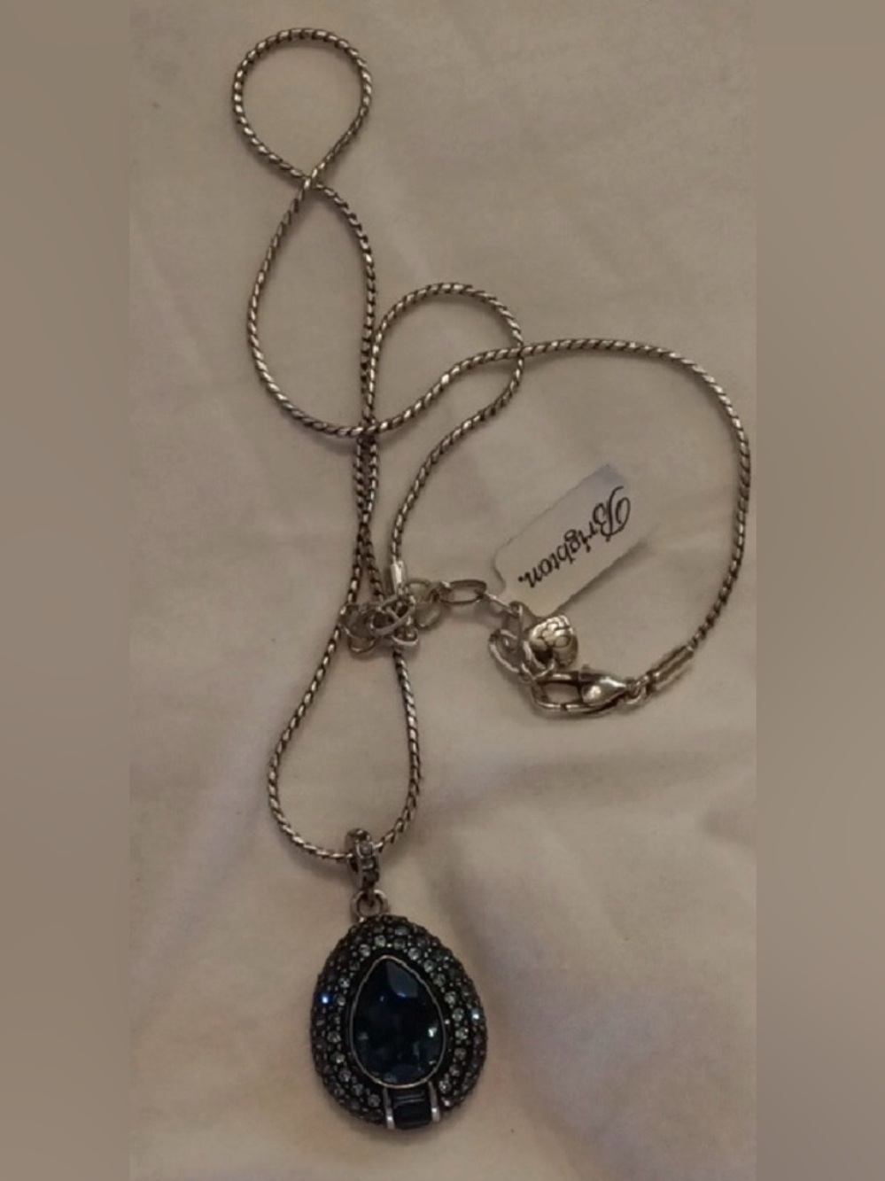 🩵RARE BRIGHTON VINTAGE Silver Plated Teardrop Necklace & Green Swarovski Crystal